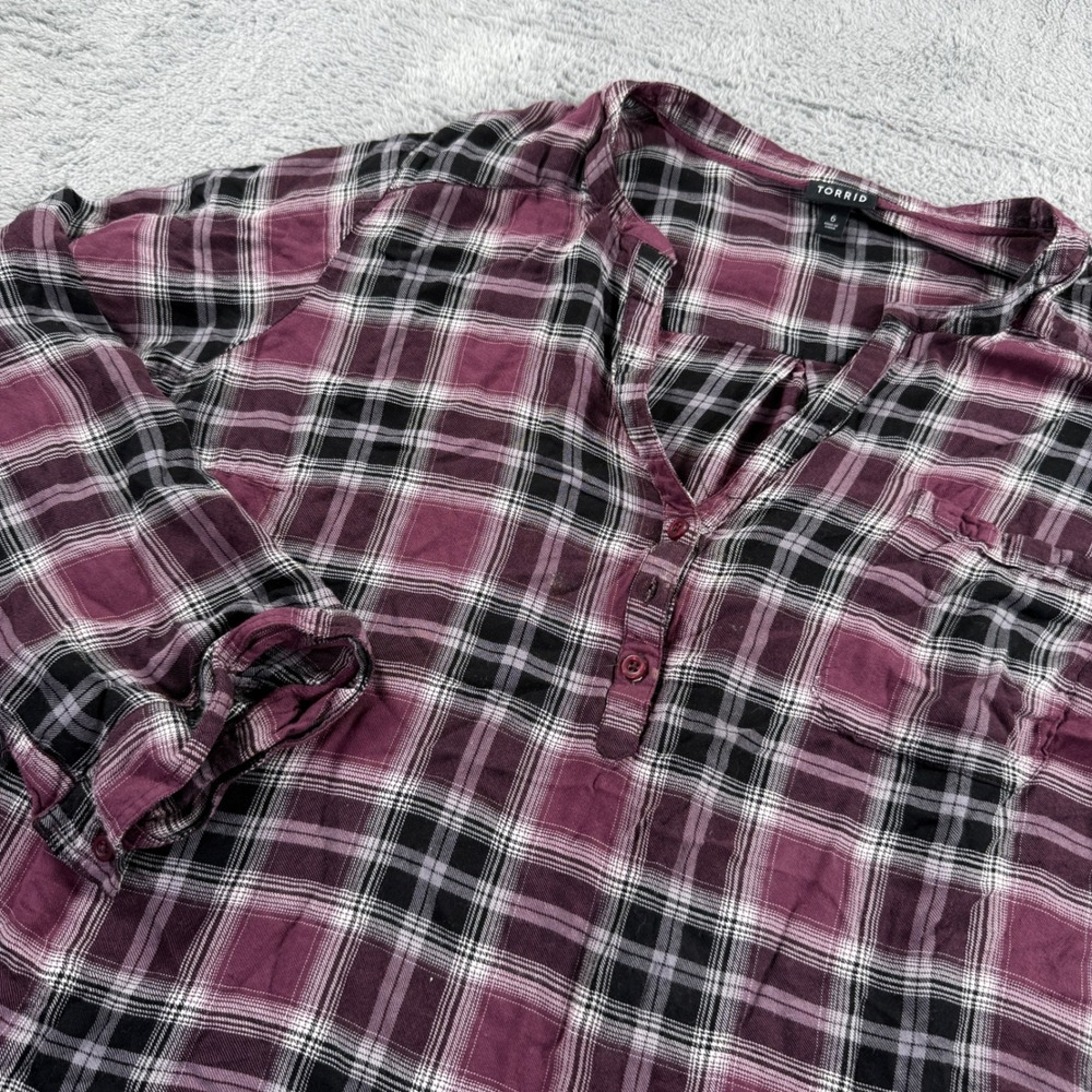 Torrid Plaid Tunic Women 6 Purple Black Henley Rayon Blouse Excellent LS Top